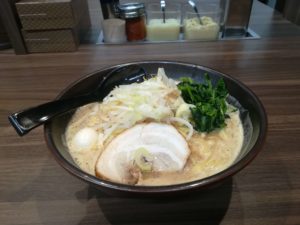 「魂心や」の白味噌ラーメン大盛り