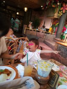 ショーに興奮する子ども