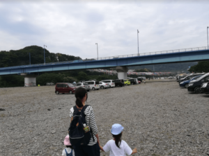 泳げ鯉のぼり、駐車場出口付近