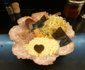壱発ラーメンの一番人気、ネギとろチャーシューメン