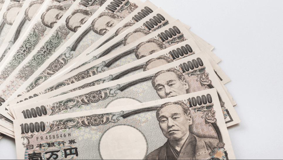 お金（一万円札が数枚の画像